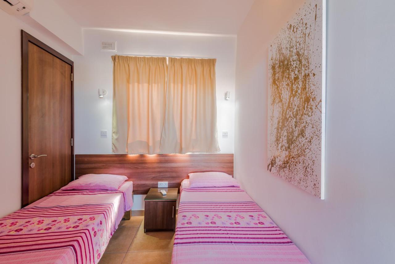Blue Harbour Seafront Penthouse With Large Terrace With Panoramic Sea Views - By Getawaysmalta Apartamento St. Paul's Bay Exterior foto